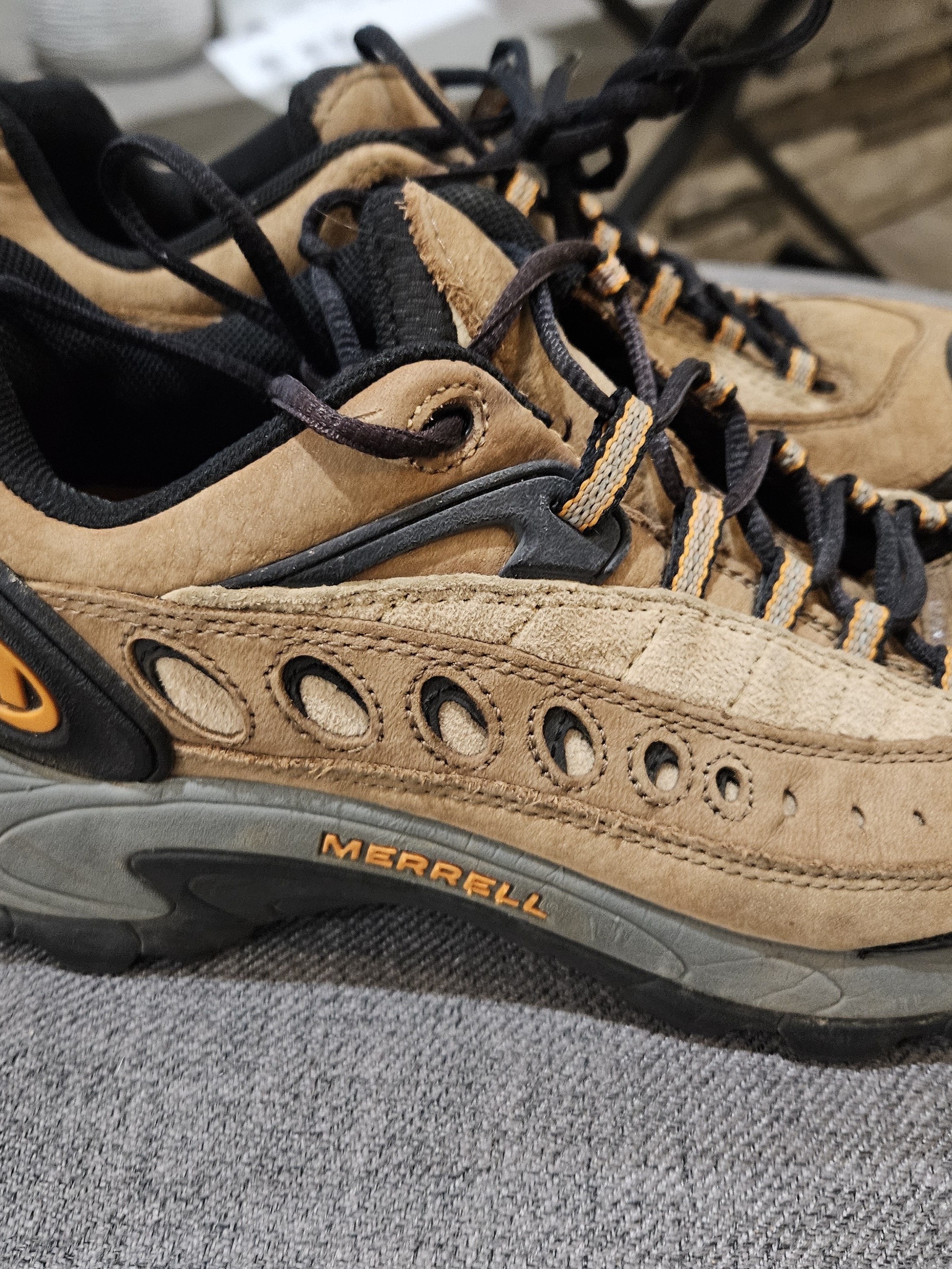 Merrell Hiking Shoes In Tan And Black. Size 10 — image 2 of 6